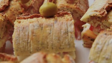 Baguette rellena de atun y pimientos deliciosa receta para aperitivo