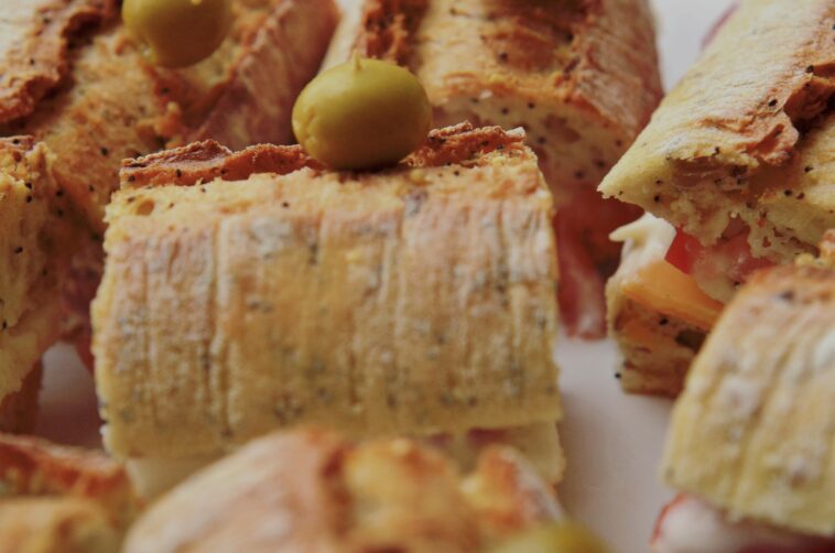 Baguette rellena de atun y pimientos deliciosa receta para aperitivo