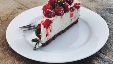 Tarta de queso De terciopelo rojo sin cocinar postre cremoso y refinado