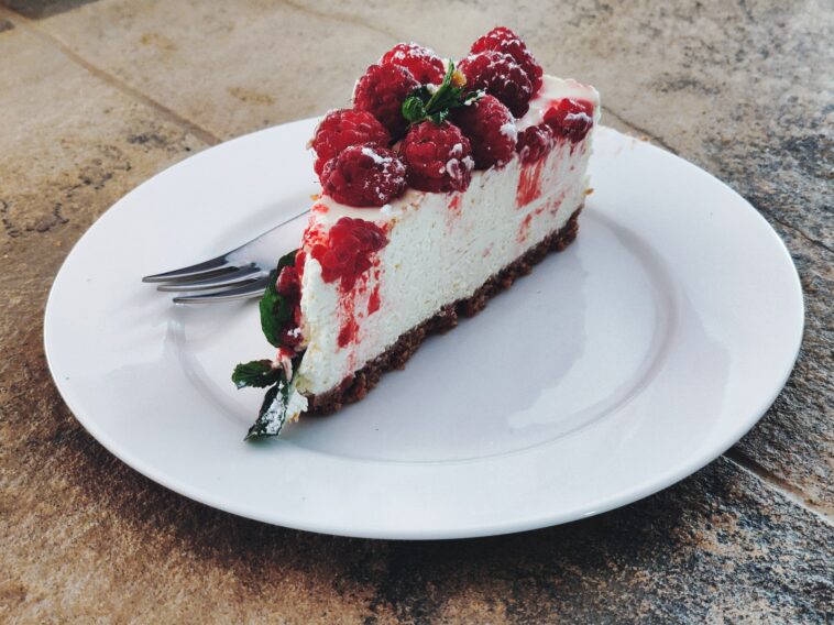 Tarta de queso De terciopelo rojo sin cocinar postre cremoso y refinado