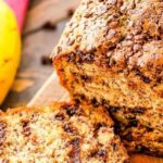 pan de platano con chispas de chocolate en un bowl