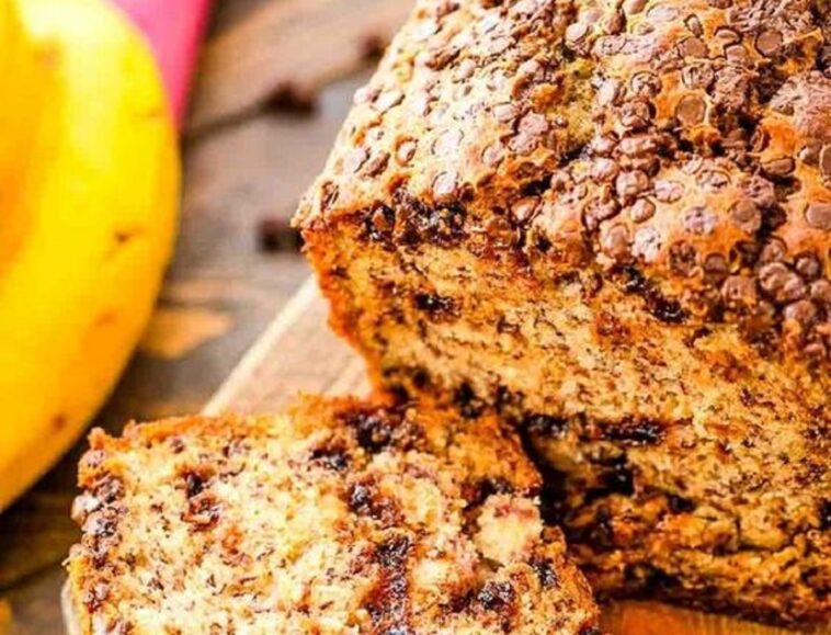 pan de platano con chispas de chocolate en un bowl