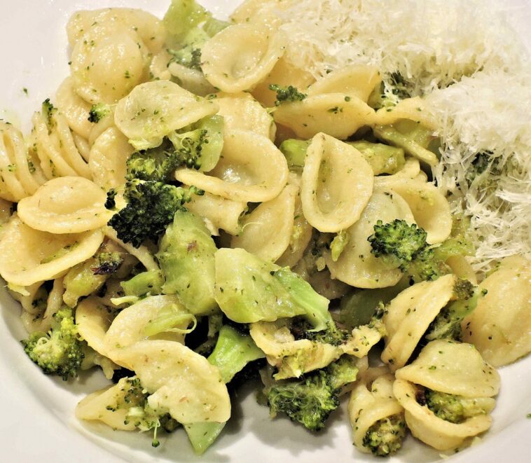 pasta con pollo brocoli y queso