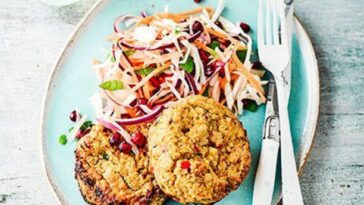 Hamburguesas de miso con ensalada de menta y granada: receta