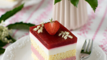 pastel fresas con flor de saúco