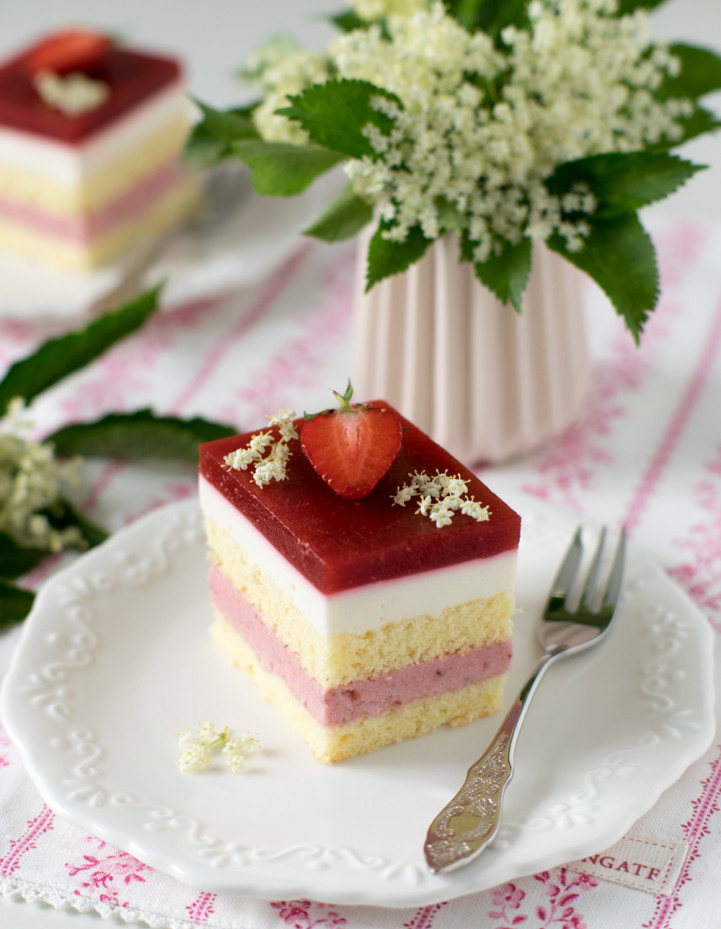 pastel fresas con flor de saúco