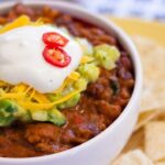 sopa de frijoles mexicana con guacamole