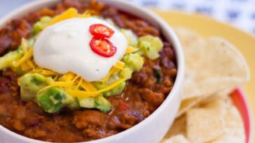 sopa de frijoles mexicana con guacamole