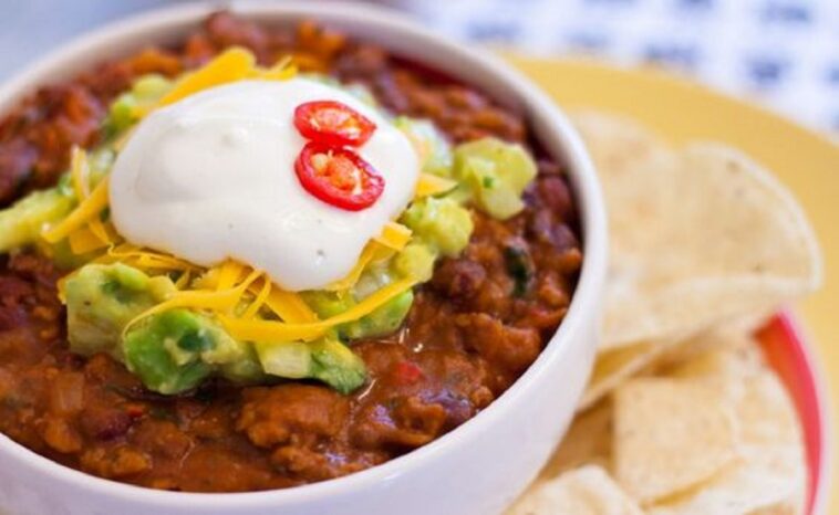 sopa de frijoles mexicana con guacamole