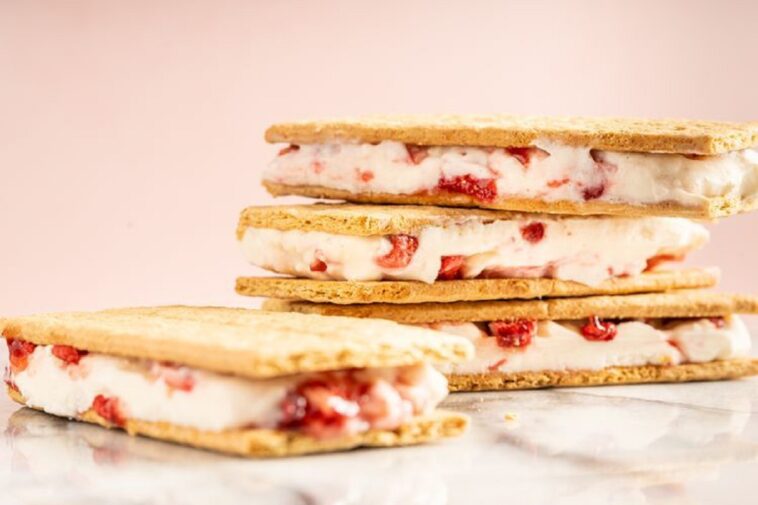Sándwich de helado de fresa: una idea fácil y deliciosa