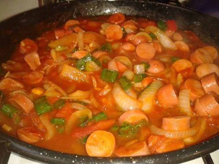 cazuela de salchichas en una olla con pan rallado al ajo