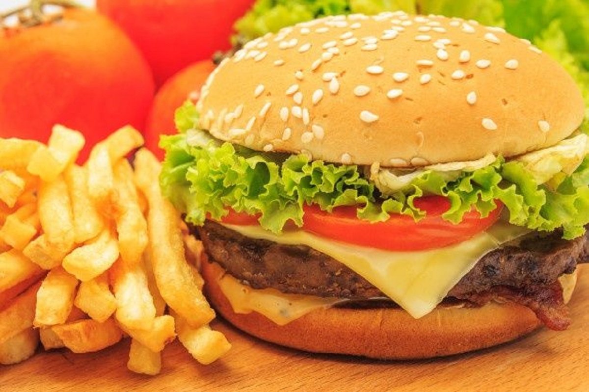Hamburguesa con queso y patatas fritas preparación En Cocina
