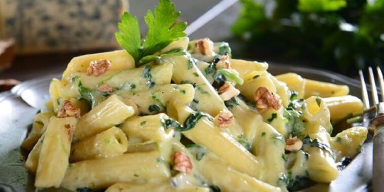 pasta penne de queso y nueces