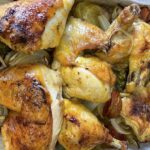 Cómo hacer un pollo picante al horno con patatas fritas