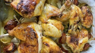 Cómo hacer un pollo picante al horno con patatas fritas