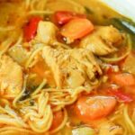 sopa de fideos de pollo satay con calabaza