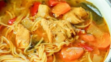 sopa de fideos de pollo satay con calabaza