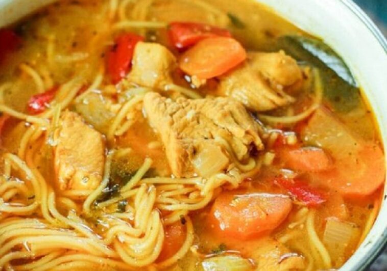 sopa de fideos de pollo satay con calabaza