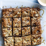 Blondies de tahini, mantequilla marrón y sal marina: receta