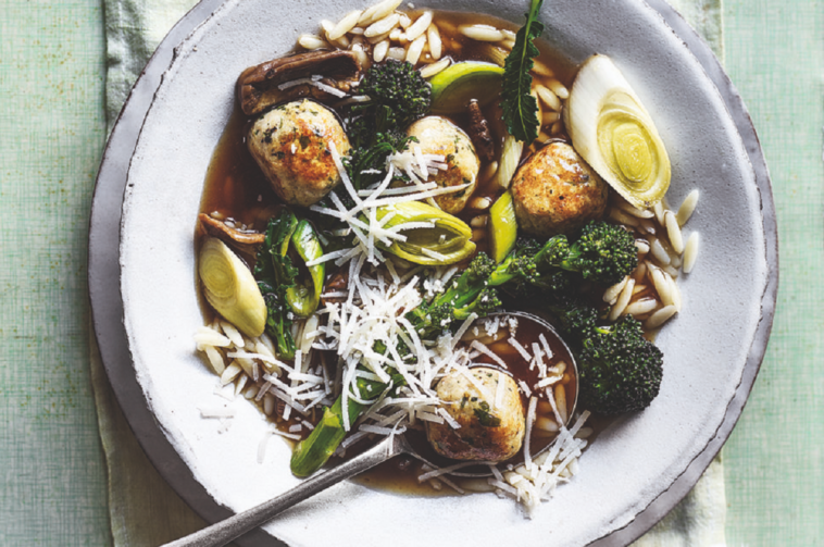 Caldo de albóndigas de pollo y orzo: fácil y delicioso