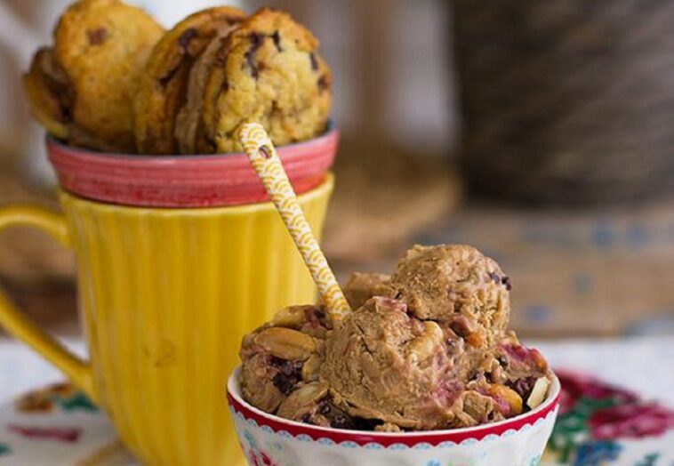 helado de mantequilla de cacahuete y masa de galletas