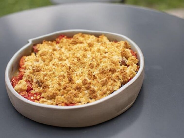 tomates con crumble de pan crujiente