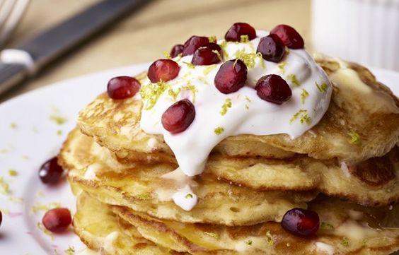 waffles de crepe con helado y granada