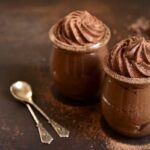 Cómo preparar la deliciosa mousse de chocolate con cardamomo y jengibre: un postre sencillo y picante, perfecto para la merienda.