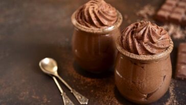 Cómo preparar la deliciosa mousse de chocolate con cardamomo y jengibre: un postre sencillo y picante, perfecto para la merienda.