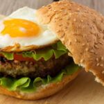 Hamburguesa rellena de huevo: receta rápida y sabrosa