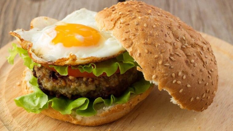 Hamburguesa rellena de huevo: receta rápida y sabrosa