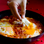 Huevos en el purgatorio: receta napolitana, sencilla y sabrosa