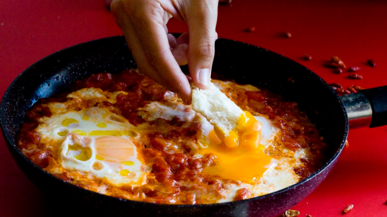 Huevos en el purgatorio: receta napolitana, sencilla y sabrosa