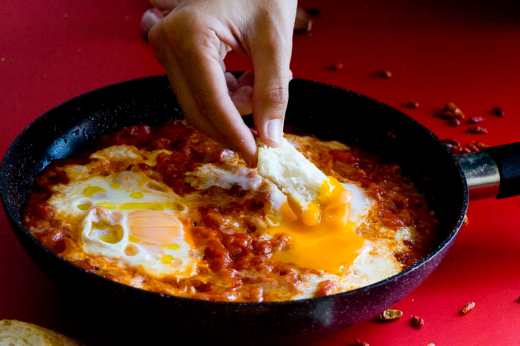 Huevos en el purgatorio: receta napolitana, sencilla y sabrosa