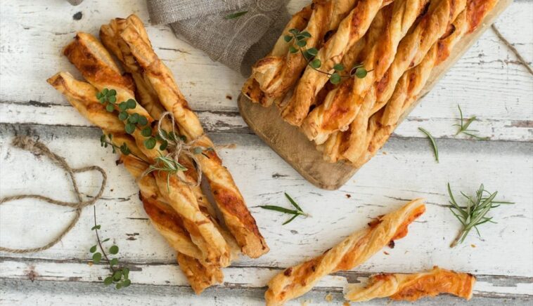 Palitos de hojaldre con sabor a pizza: sabrosos y deliciosos