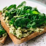 tostadas de huevo y espinacas