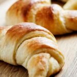 Croissants de panecillo rellenos de manzana y canela: ¡frescos y deliciosos!