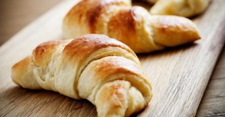 Croissants de panecillo rellenos de manzana y canela: ¡frescos y deliciosos!