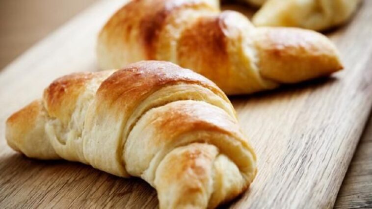 Croissants de panecillo rellenos de manzana y canela: ¡frescos y deliciosos!