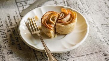 Rosas de masa quebrada: deliciosos dulces rellenos de mermelada