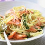 Linguine con salmón ahumado, mantequilla y lima: receta gourmet