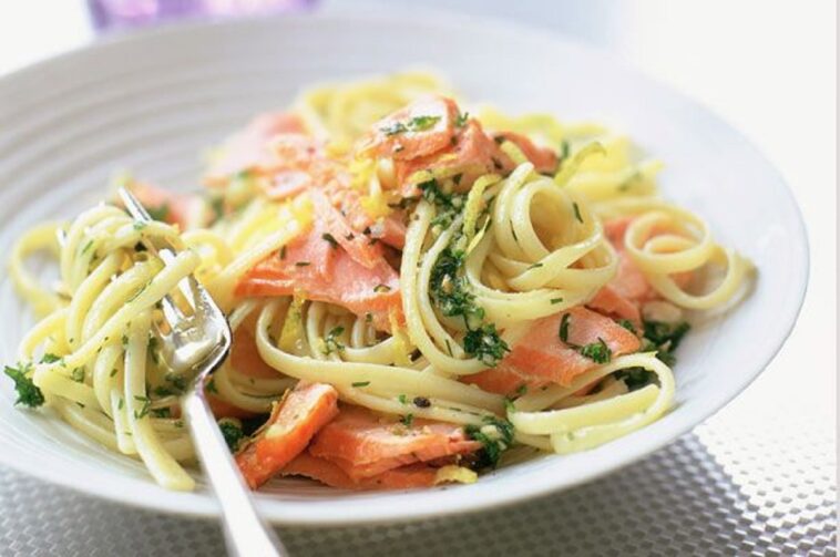 Linguine con salmón ahumado, mantequilla y lima: receta gourmet