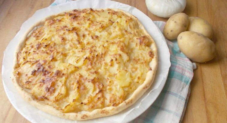 Torta baciocca: la receta de una tarta salada ligur con patatas, cebollas y manteca de cerdo