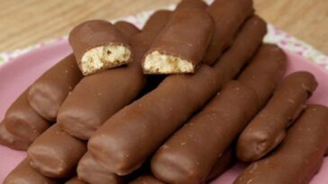 palitos de pan de molde cubiertos de chocolate