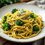 Pasta con brócoli y pesto servita in un piatto