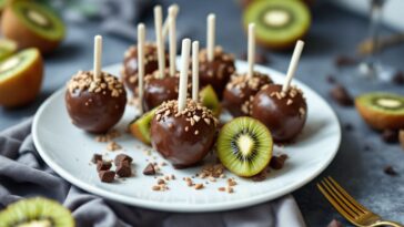 Piruletas de kiwi cubiertas de chocolate delicioso